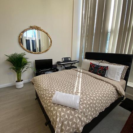 Spacious King Room With Private Entrance - Near Emirates And Camden And King'S Cross - 5 Min To Tube Финчли Екстериор снимка