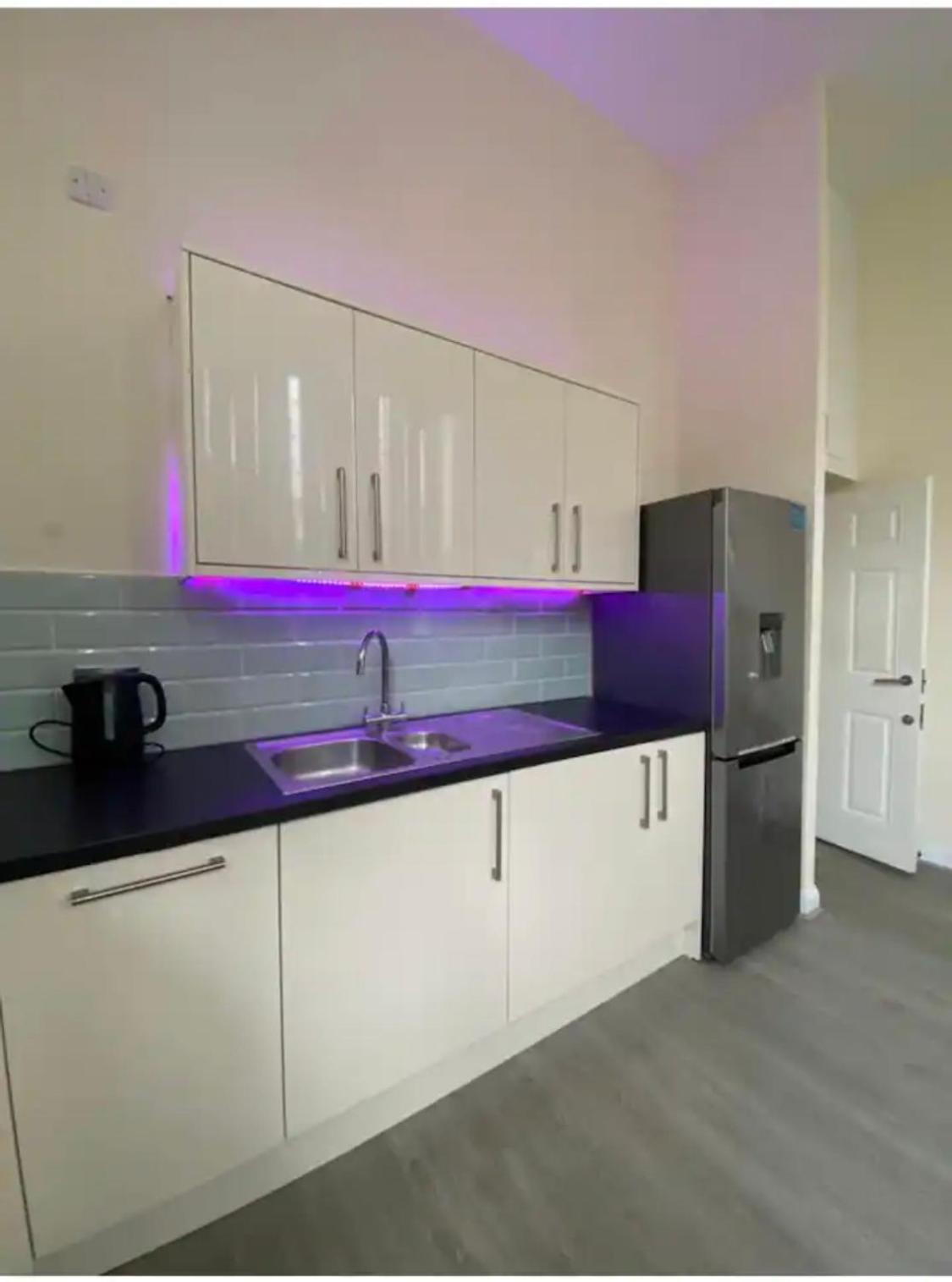 Spacious King Room With Private Entrance - Near Emirates And Camden And King'S Cross - 5 Min To Tube Финчли Екстериор снимка