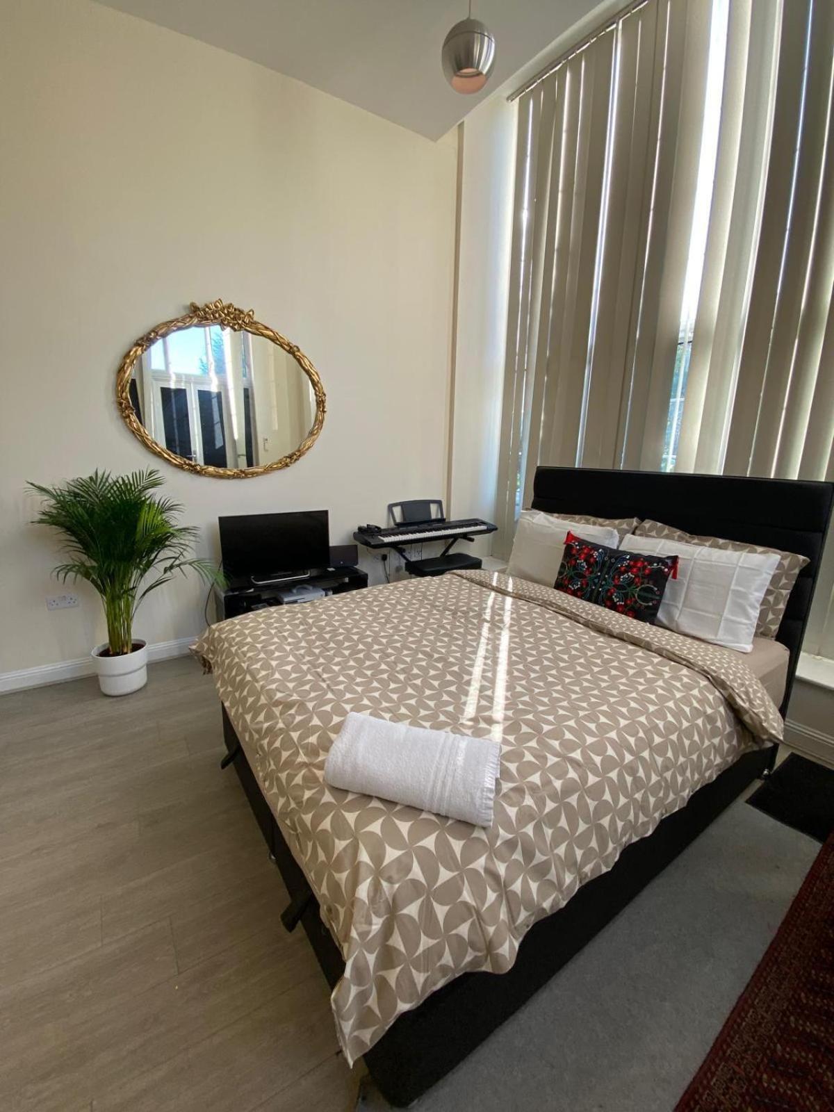 Spacious King Room With Private Entrance - Near Emirates And Camden And King'S Cross - 5 Min To Tube Финчли Екстериор снимка