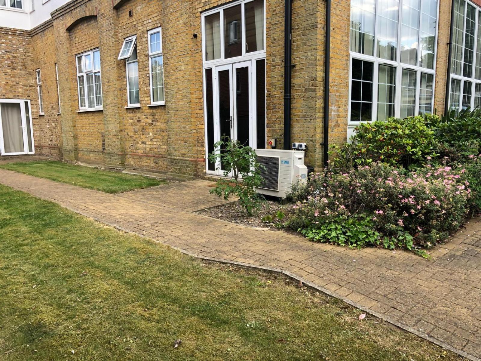 Spacious King Room With Private Entrance - Near Emirates And Camden And King'S Cross - 5 Min To Tube Финчли Екстериор снимка