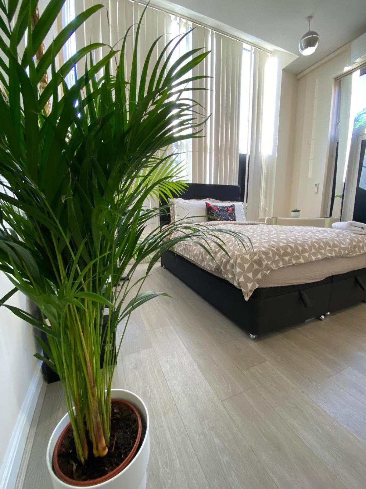 Spacious King Room With Private Entrance - Near Emirates And Camden And King'S Cross - 5 Min To Tube Финчли Екстериор снимка